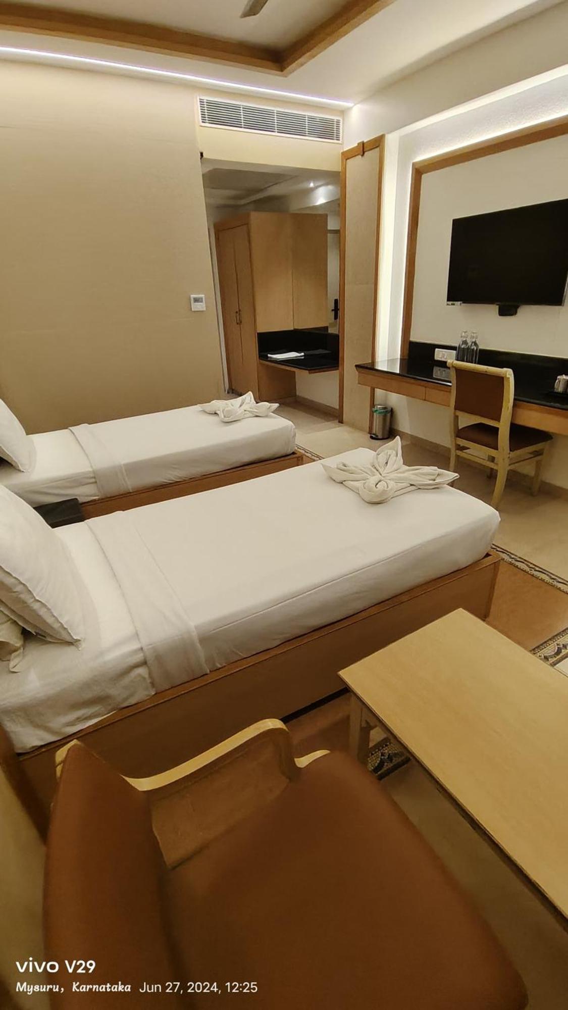 Hotel Roopa Mysore Eksteriør billede